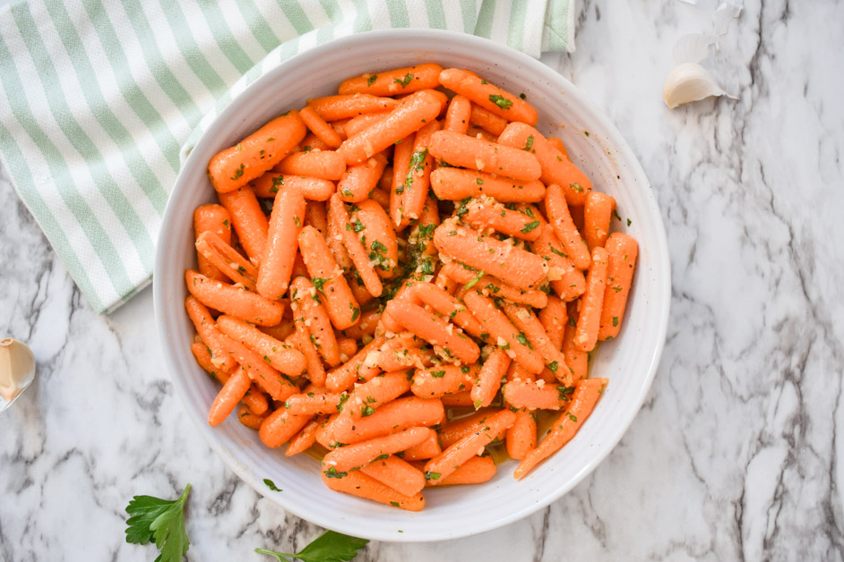 honey glazed carrots in bowl